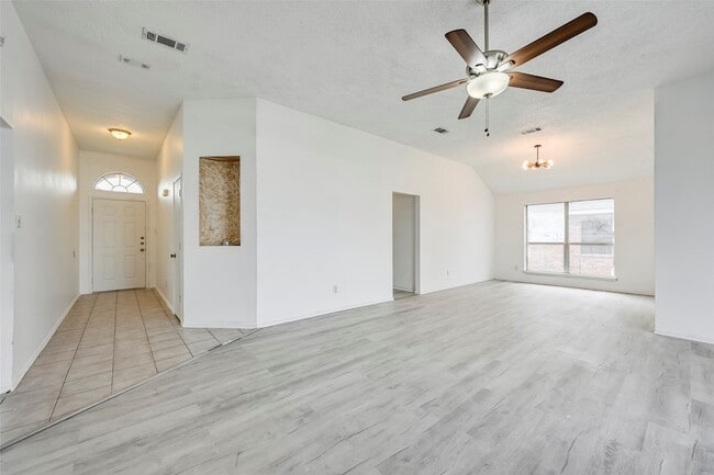 Photo - 809 Elbe Dr
