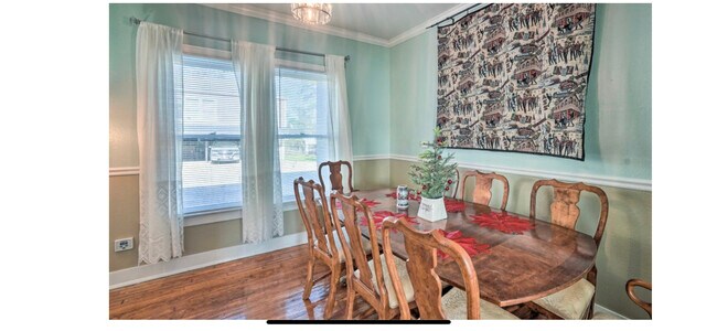 Photo - 322 College St