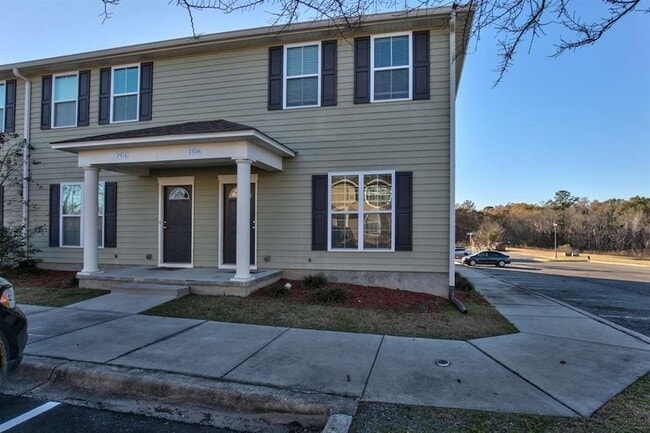Building Photo - 1956 Corvallis Ave Unit 1956
