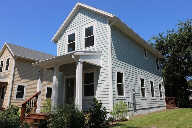 Photo - 952 Alexander St