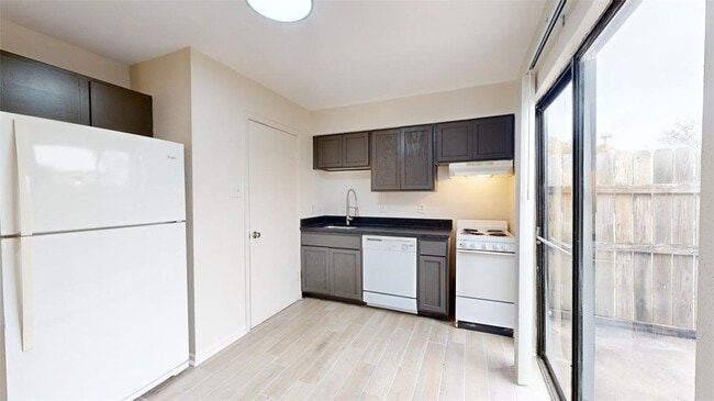 Photo - 725 Peppertree Dr Unit 25