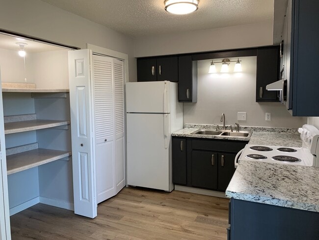 Kitchen - Riverside Apartments and Townhomes