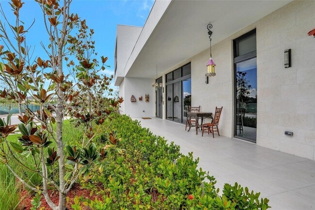 Photo - 16709 Botaniko Dr N