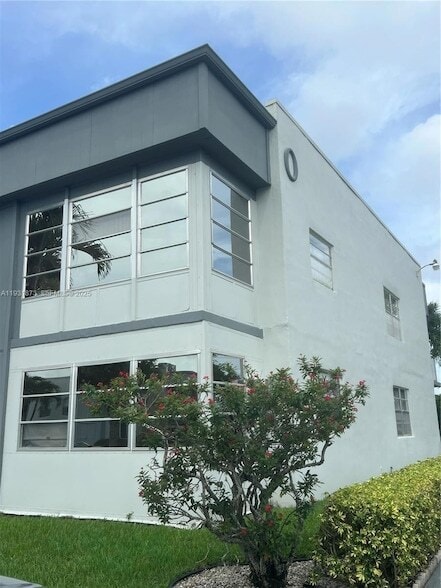 Photo - 720 Burgundy L