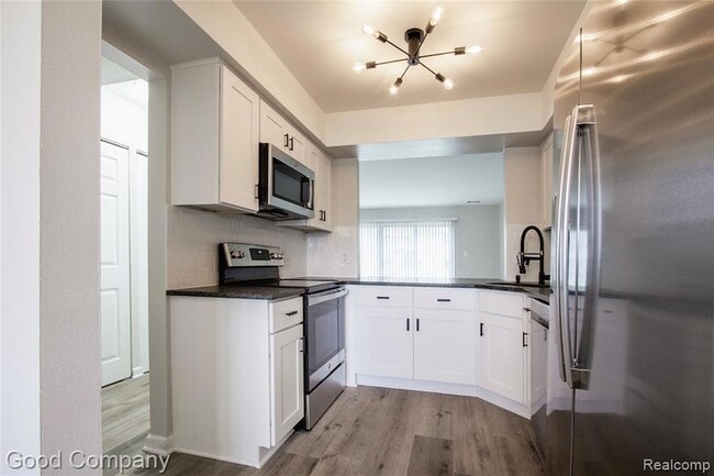 Photo - 850 N Main St