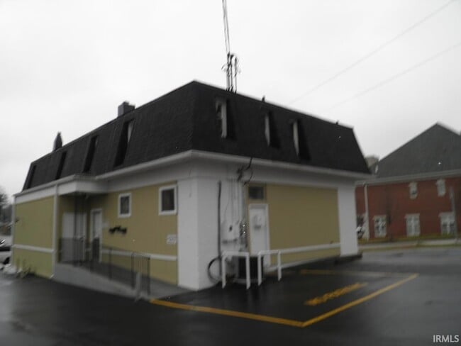 Building Photo - 420 1/2 W 2nd St