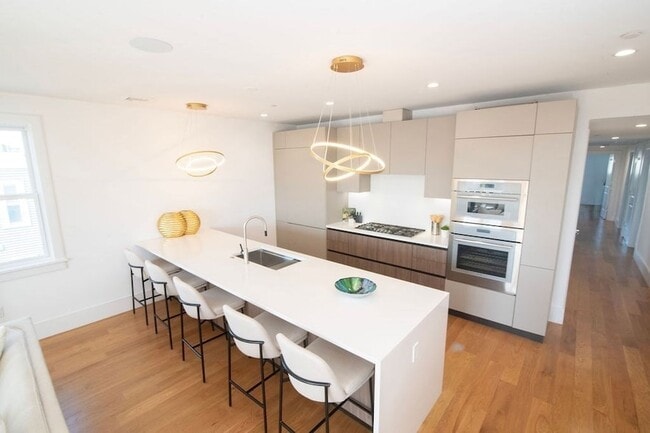 Building Photo - 726 E 8th St Unit 3