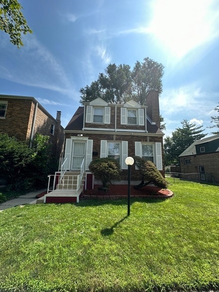 Building Photo - 8209 S Prairie Ave