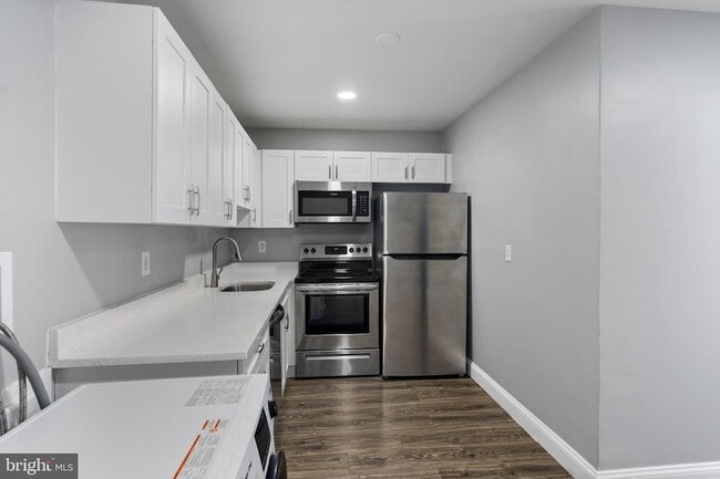 Building Photo - 823 Newington Ave Unit 1