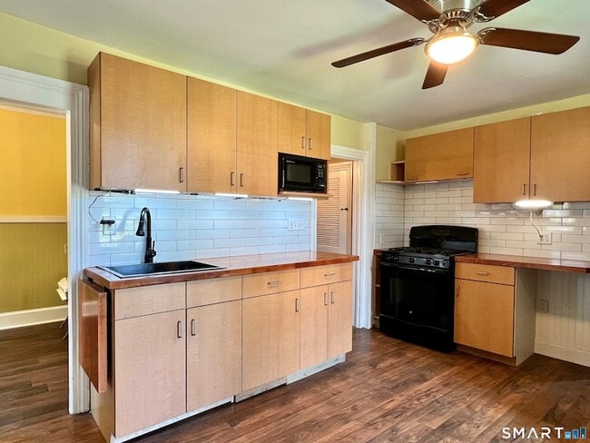 Photo - 1596 Main St