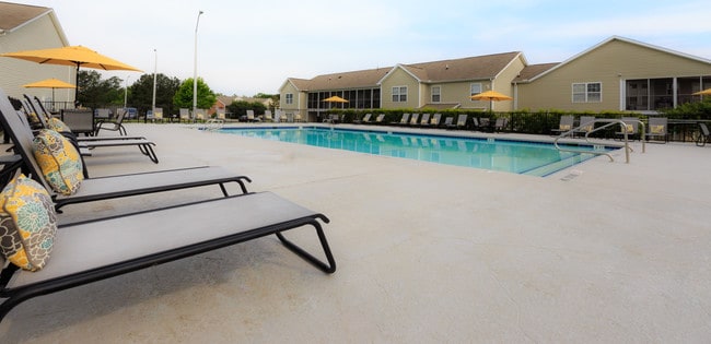 PLENTY OF LOUNGE SEATING - Crosstimbers Apartments