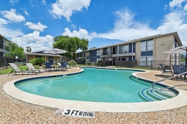 Building Photo - Pine Creek Apartments