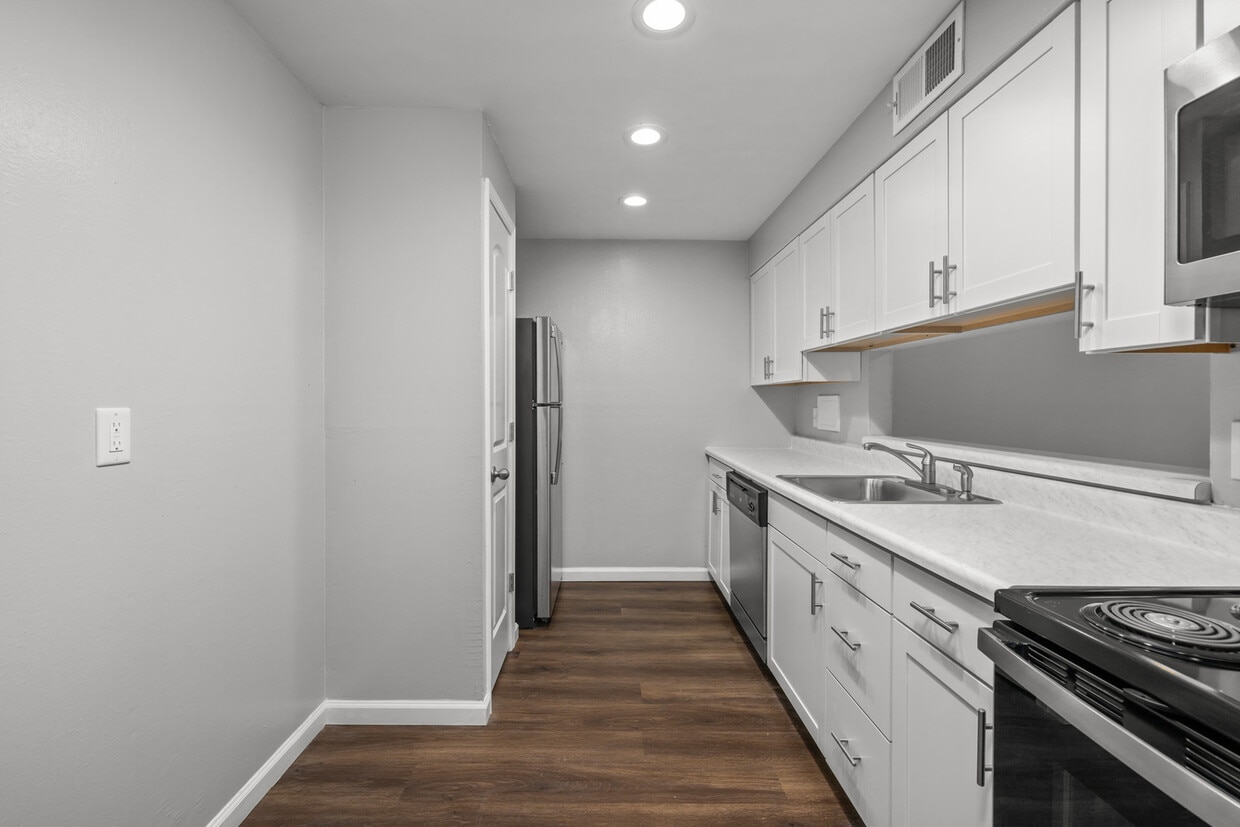 Chesterfield Place Apartments | One Bedroom Remodel | Kitchen Interior - One Bedroom Garden - Renovated