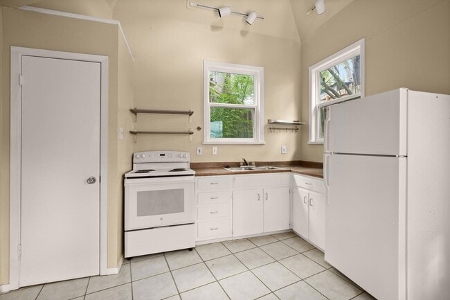 Photo - 3302 Hemlock Ave