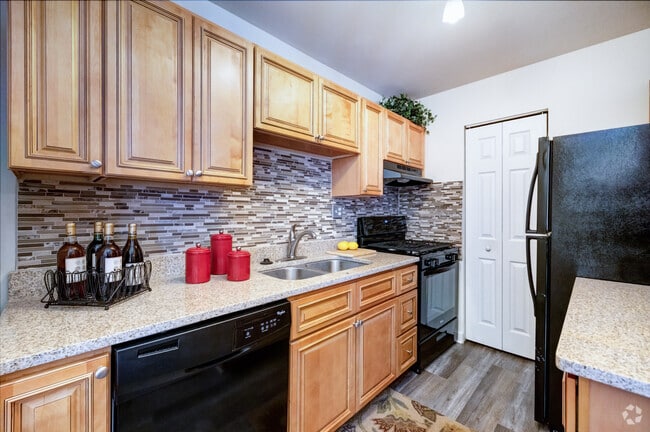 Building Photo - Pinewood Gardens Apartments