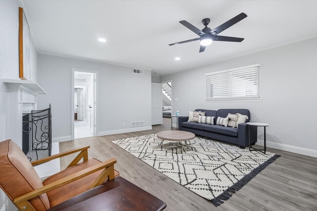 Building Photo - 3667 High Rd Unit ID1302354P