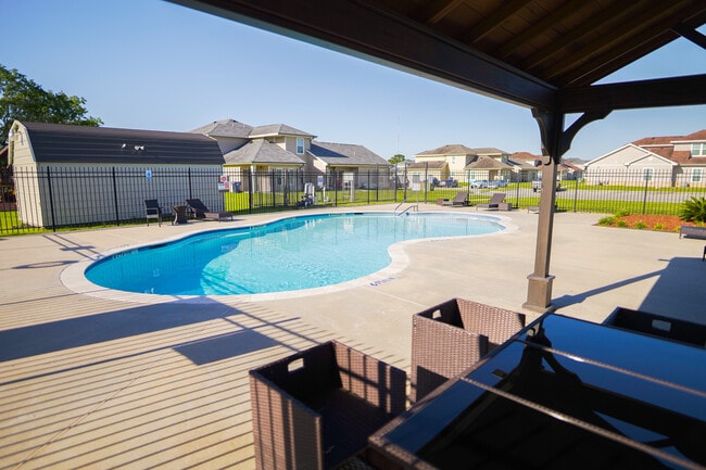 Pool - Oak Manor Villas Bay City