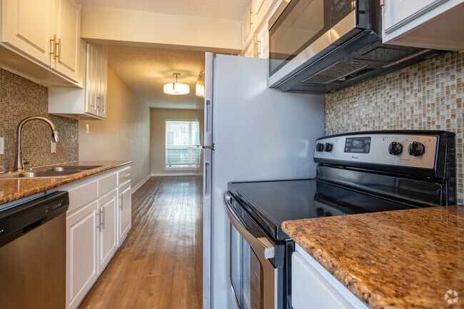 2 BR, 2 BA - 991 SF - Montabella at Oak Forest