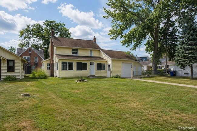 Photo - 22464 Beach St