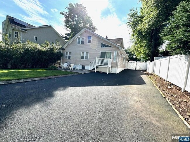 Photo - 126 Irving St