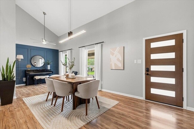 Photo - 208 Skyloop Dr