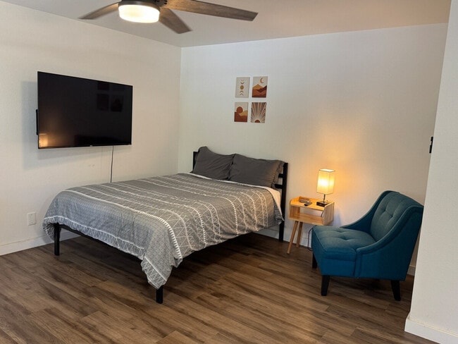 Building Photo - 806 S Elm St Unit ID1296536P