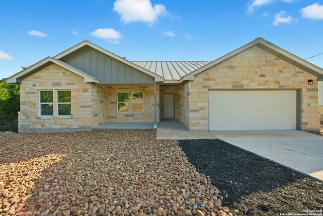 Building Photo - 207 Deer Oaks Dr
