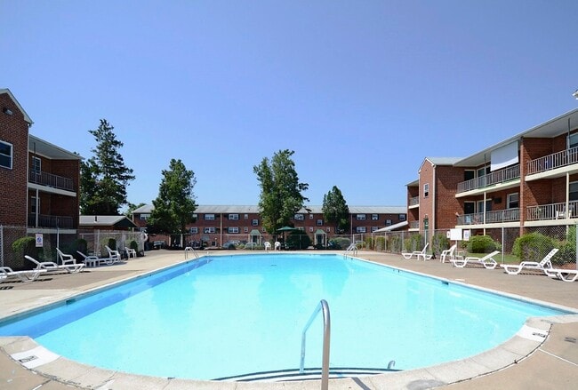 Photo - Colonial Point Apartments