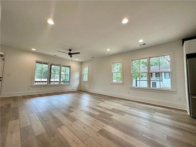 Photo - 192 Claire Dr SE