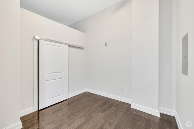1BR, 1BA - 563SF - Harvard - Bedroom - The Law Building