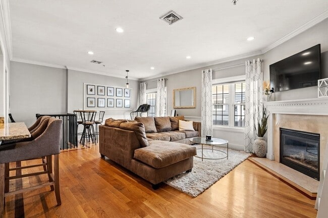 Building Photo - 209 D St Unit 2