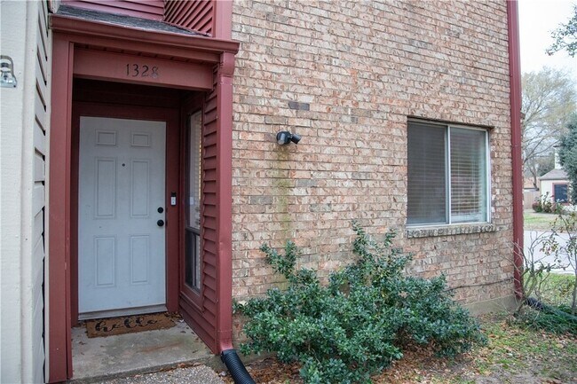 Photo - 1328 Airline Dr