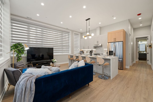 Building Photo - 801 S Western Ave Unit ID1262784P