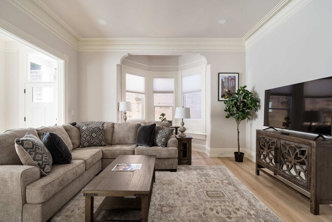 Building Photo - 529 NW 21st Ave Unit ID1309848P