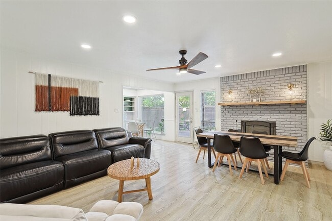 Photo - 7841 El Pensador Dr