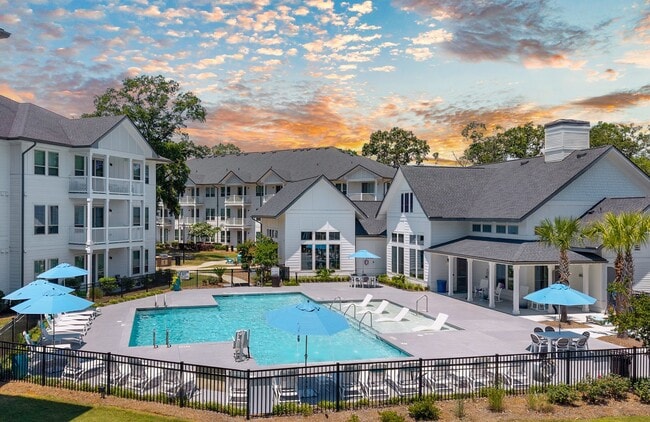 Building Photo - Summer Wind