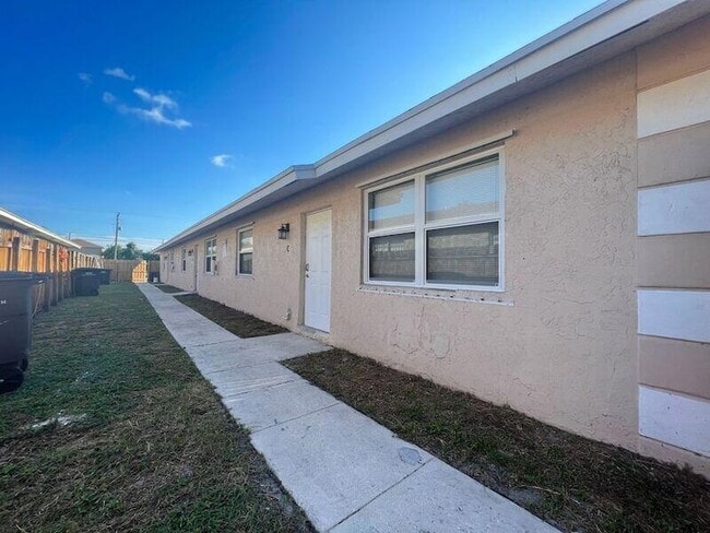 Building Photo - 905 9th St