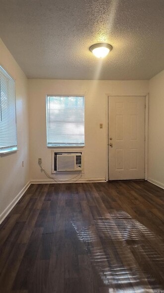 Photo - 2100 Sidney St