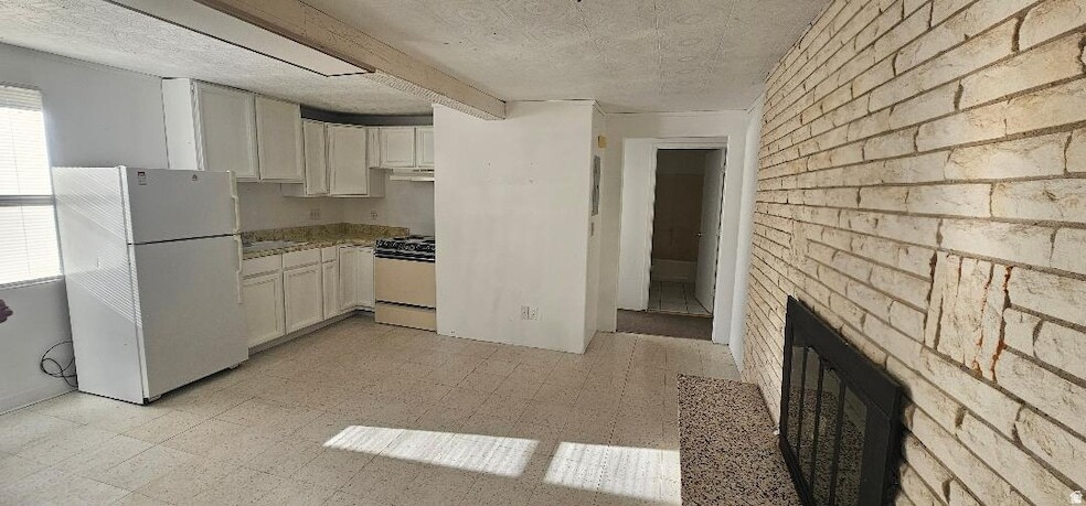 Photo - 165 W 250 N