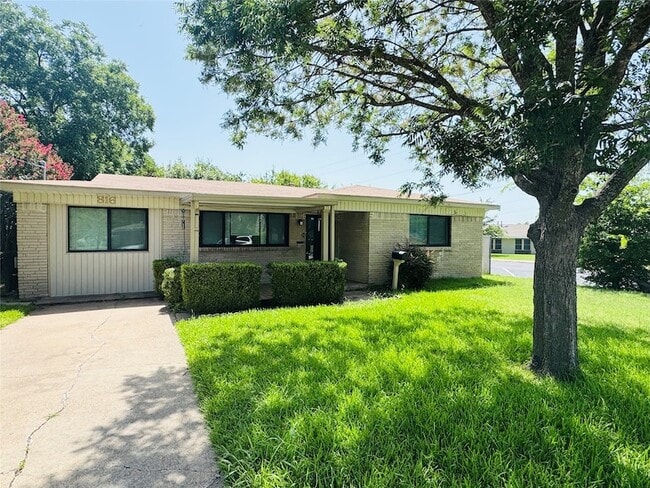 Building Photo - 816 Lakeside Dr