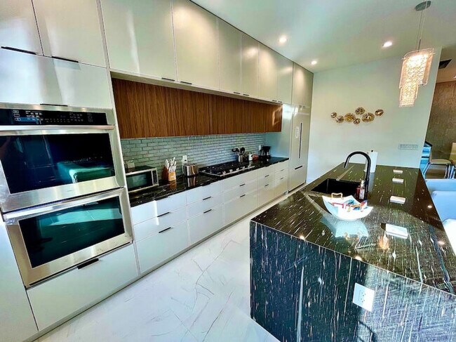 Photo - 549 NE 14th Ave Unit ID1369642P