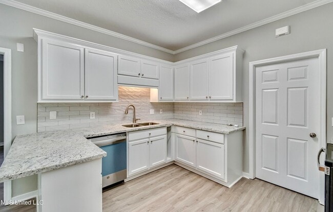 Photo - 301 White Oak Dr