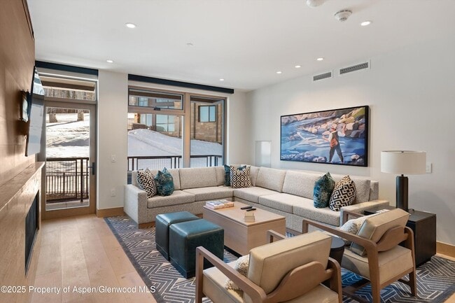 Building Photo - 130 Wood Rd Unit 253-255