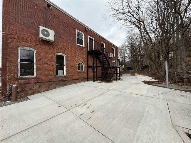 Building Photo - 260 Oak Ave Unit A