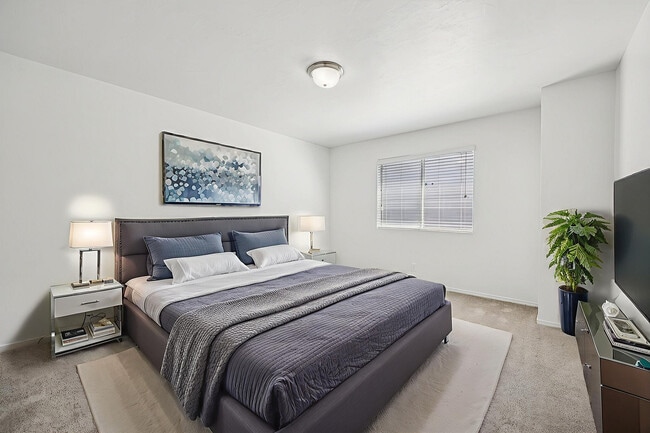 Large Bedroom with King Bed - Windmill Cove