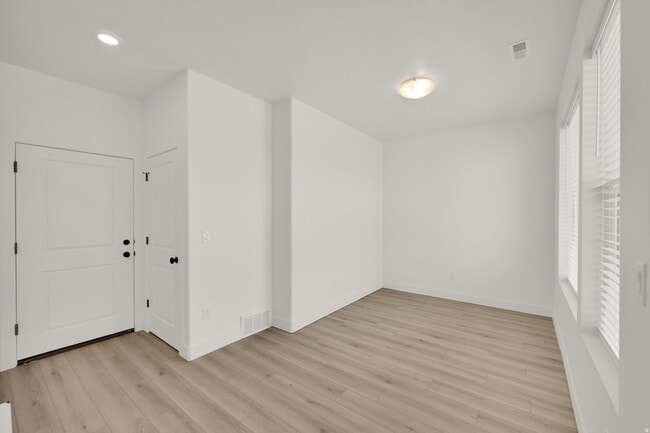 Photo - 570 570 N