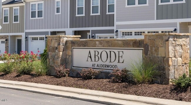 Photo - 834 Macassar Ln