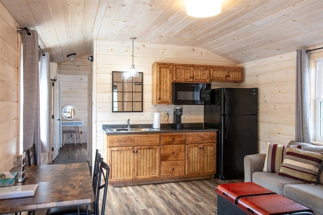 Building Photo - 13 Autumn Ln Unit SI ID1255668P