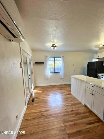 Photo - 640 James Ln