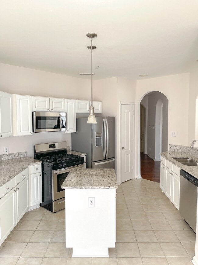 The Plantation - 3BR, 2BA - 1,756SF - Kitchen - Legacy Oaks at Spring Hill Apartments